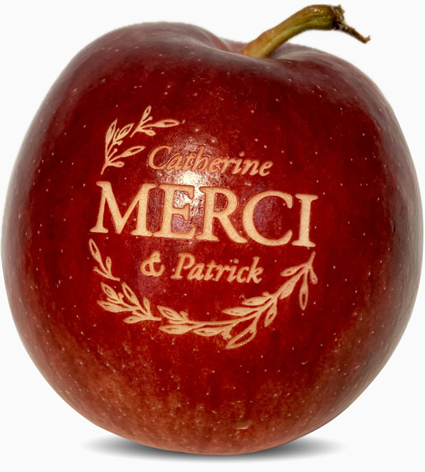 Offrez un cadeau aux invités de votre mariage: une pomme gravées aux noms des mariés.