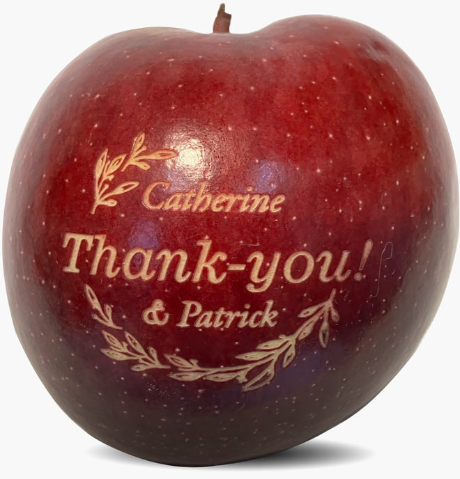Offer a gift to your wedding guests: an apple engraved with the bride and groom's names.